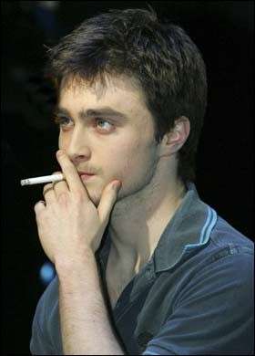 Daniel Radcliffe che fuma