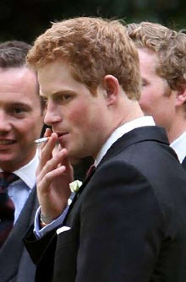 Il principe Harry fuma