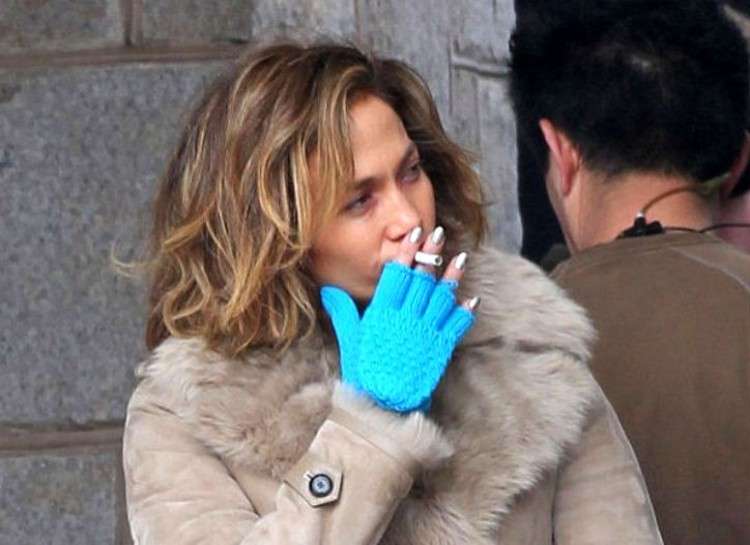 Jennifer Lopez che fuma