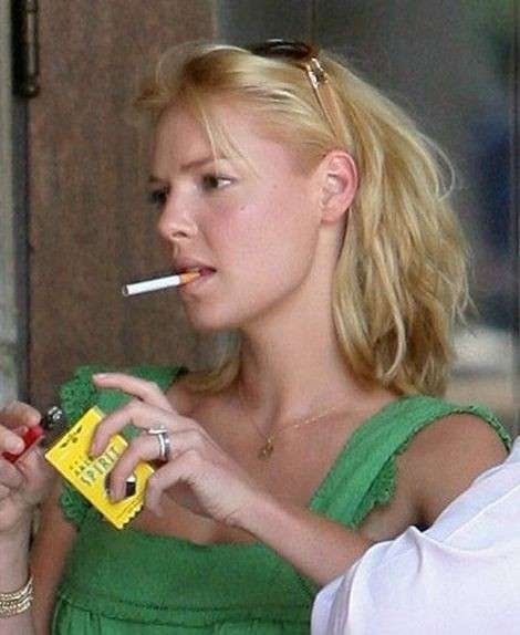 Katherine Heigl con la sigaretta