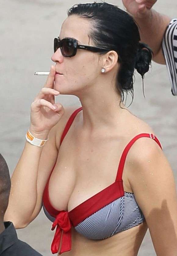 Katy Perry fuma in spiaggia