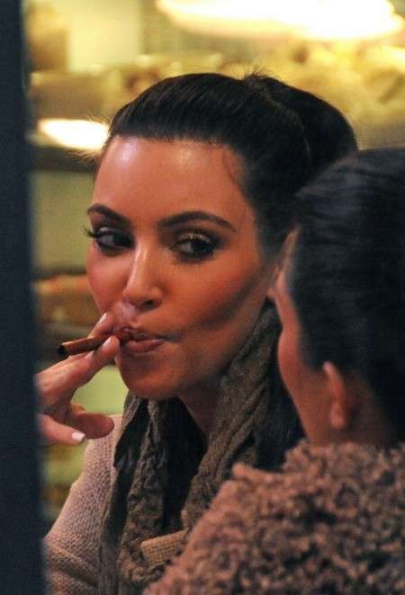 Kim Kardashian che fuma