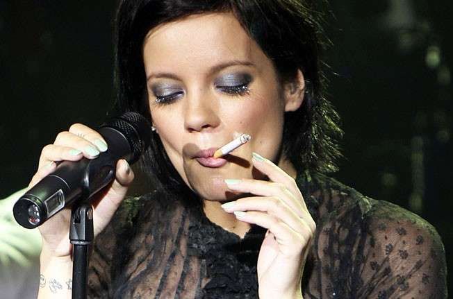 Lily Allen fuma in concerto