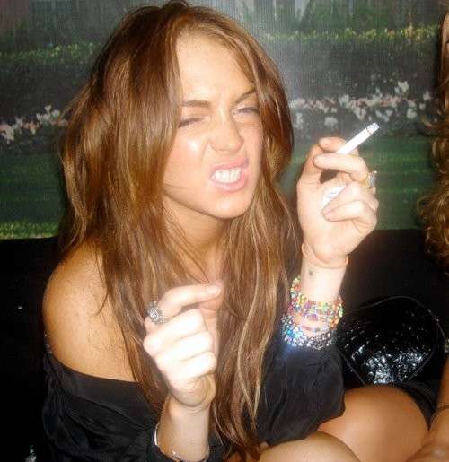 Lindsay Lohan fuma