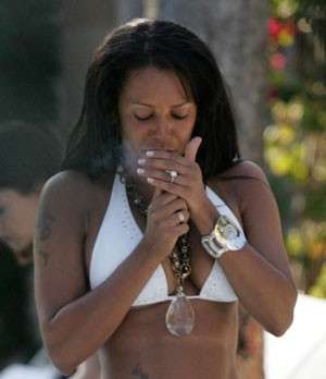 Melanie Brown si accende una sigaretta