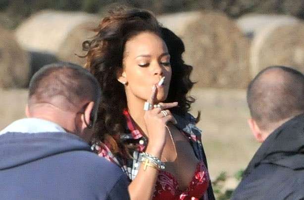 Rihanna fuma