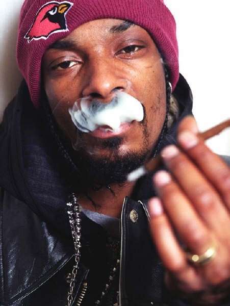 Snoop Dogg che fuma