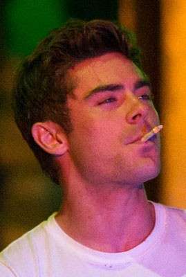 Zac Efron si accende una sigaretta