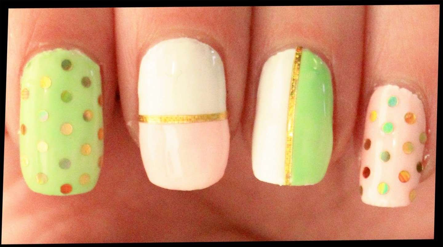 Nail art bianca e verde con dettagli oro