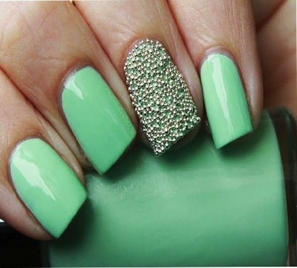 Nail art verde menta con pietre
