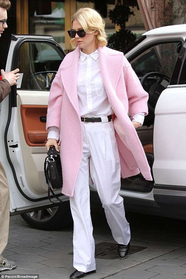 Il cappotto rosa cipria di January Jones