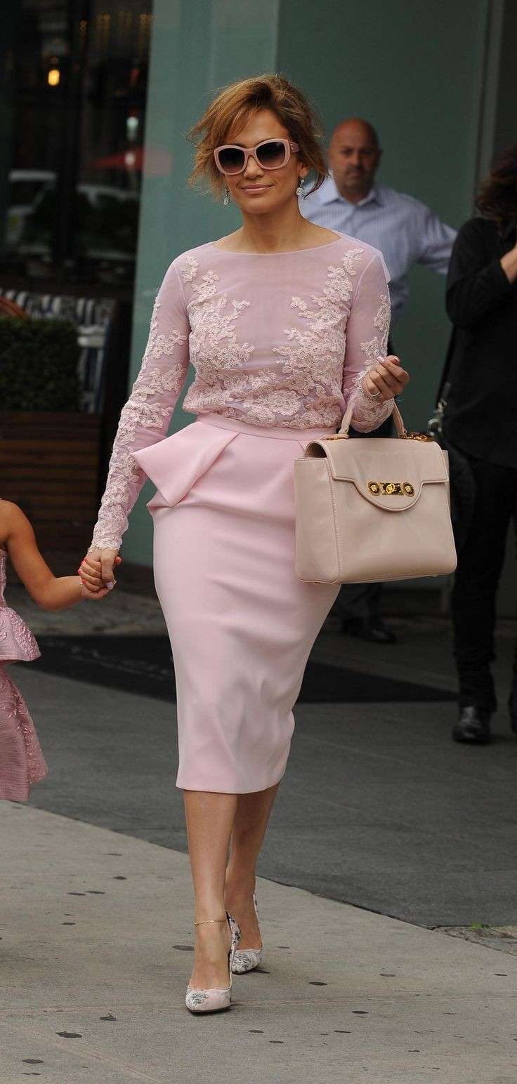 Jennifer Lopez con un completo rosa cipria
