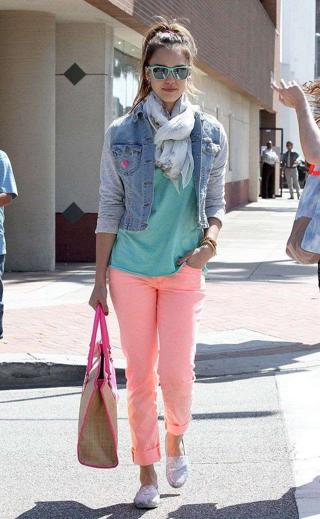 Jessica Alba con i pantaloni rosa cipria