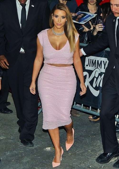 Kim Kardashian in look cipria