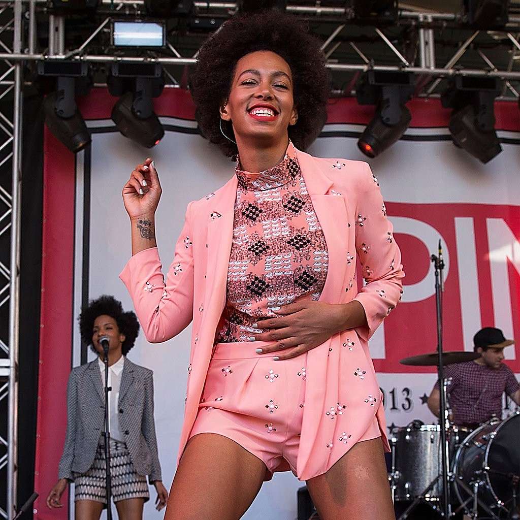 Solange Knowles in look rosa cipria