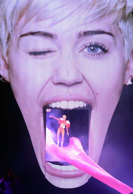 Miley Cyrus Bangerz Tour concerto foto 2014 - inizio lingua