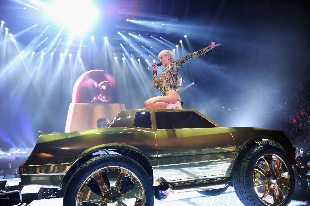Miley Cyrus Bangerz Tour concerto foto 2014 - macchina