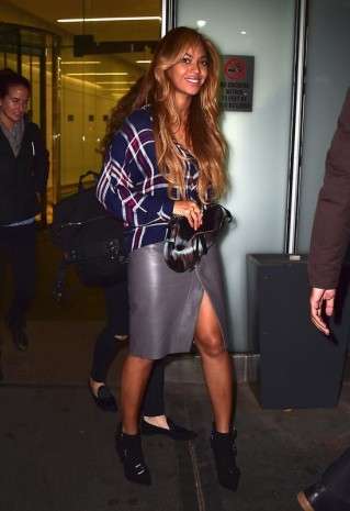 Beyonce con camicia a quadri