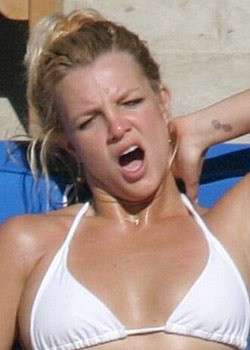 Britney Spears che sbadiglia