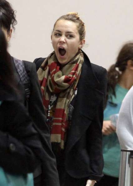 Miley Cyrus sbadiglia in aeroporto