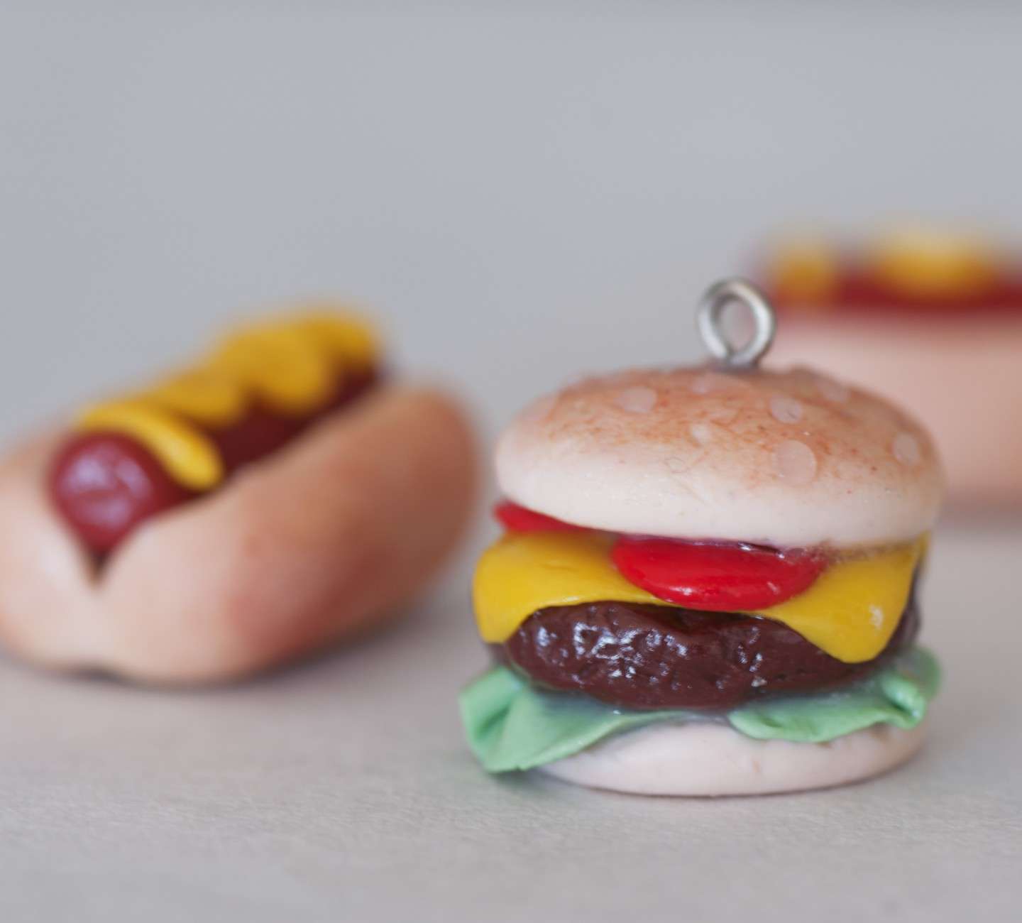 Collana con hamburger e hot dog
