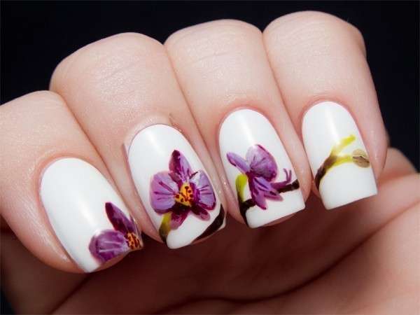 Nail art bianca con fiori
