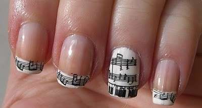 Nail art bianca con note musicali
