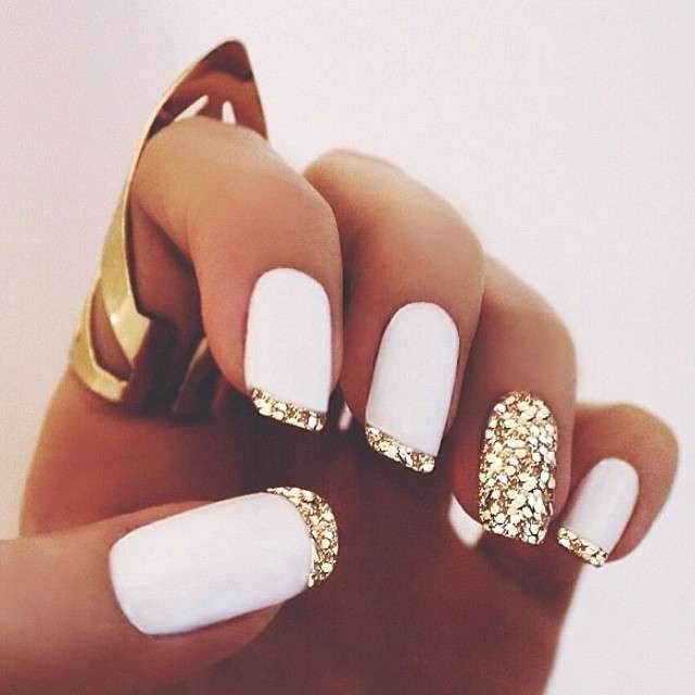 Nail art bianca e oro