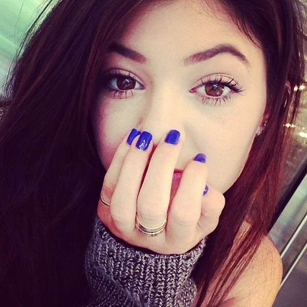 La nail art blu di Kylie Jenner