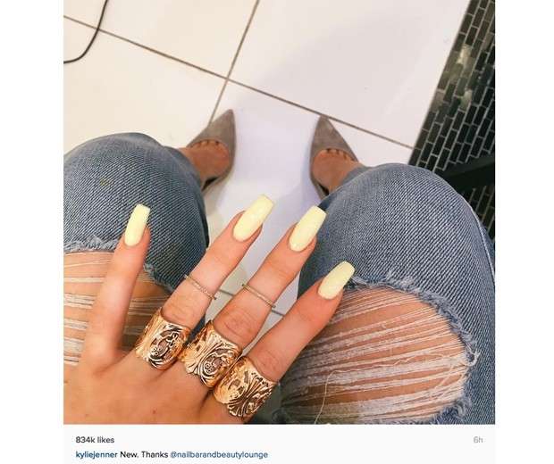 La nail art gialla di Kylie Jenner