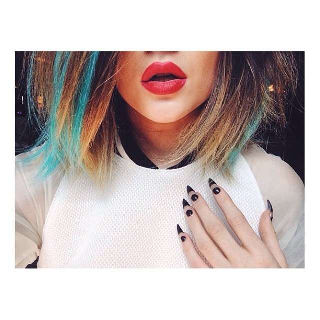 La nail art punk rock di Kylie Jenner