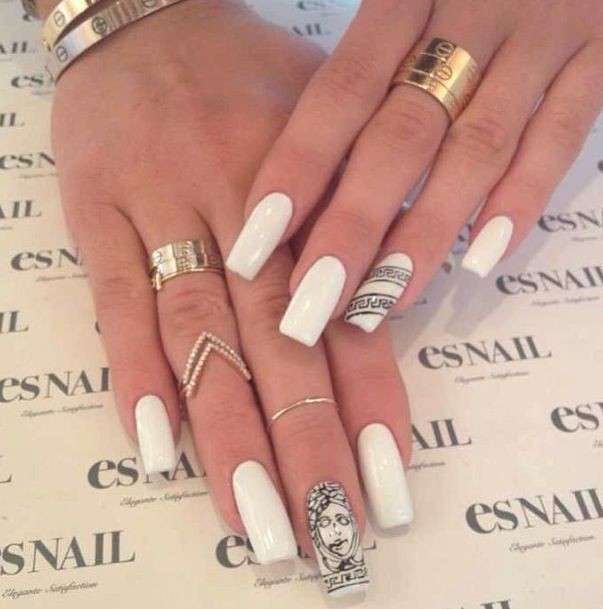 Le unghie Versace di Kylie Jenner