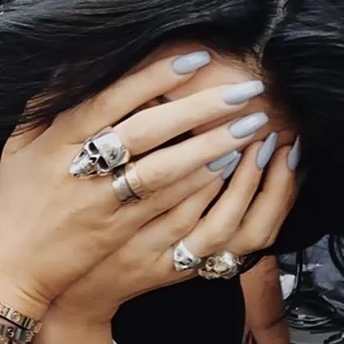 Nail art grigia di Kylie Jenner