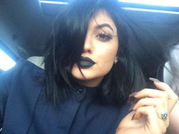 Nail art scura per Kylie Jenner