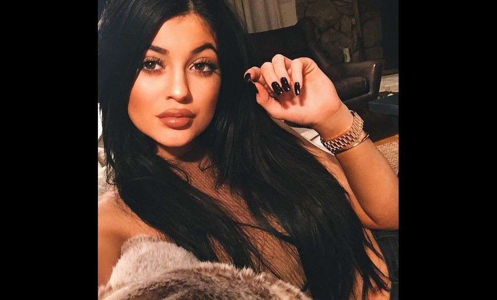 Unghie nere laccate per Kylie Jenner