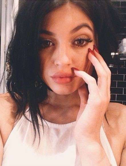 Unghie rosso scuro per Kylie Jenner