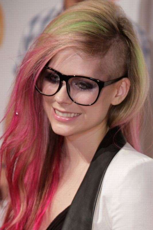Avril Lavigne con occhiali da vista