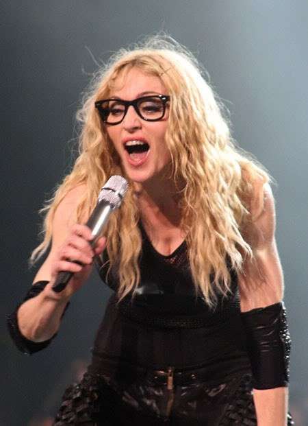 Madonna con occhiali da vista