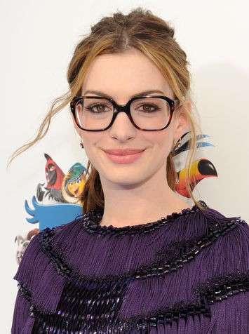 Anne Hathaway con occhiali da vista