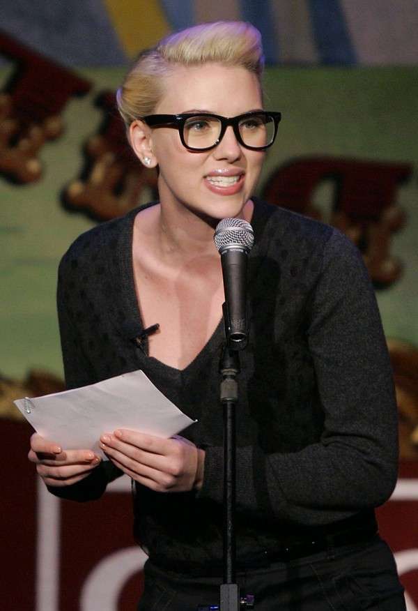 Scarlett Johansson con occhiali da vista
