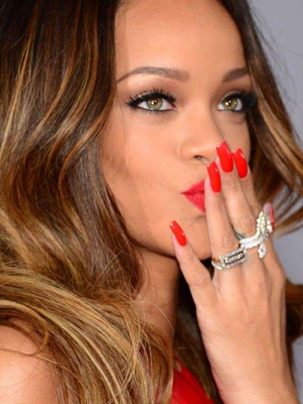 La nail art rossa come Rihanna