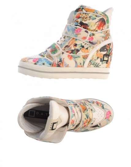 Sneakers a fiori con zeppa