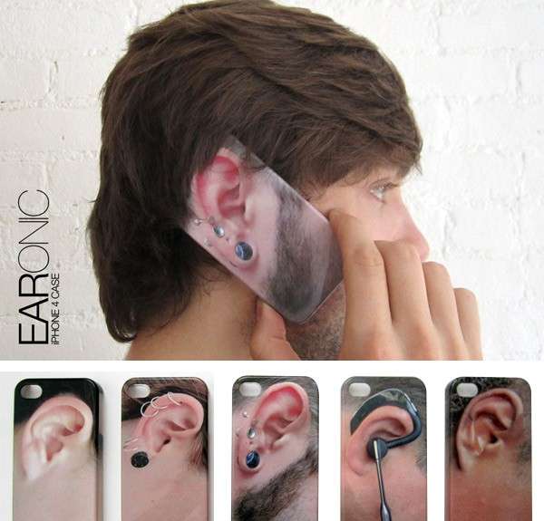 Cover con piercing sull'orecchio