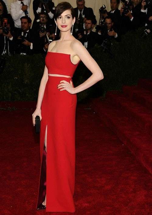 Anne Hathaway in abito rosso