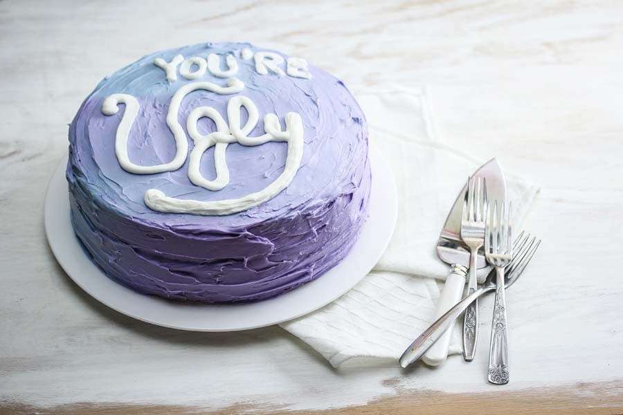 La torta con la scritta Tu sei brutto