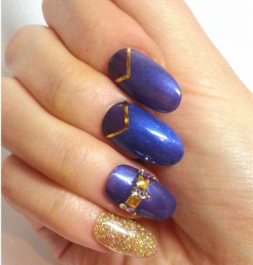Nail art blu con decorazioni oro