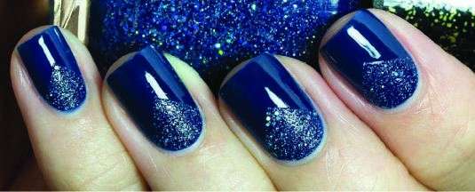 Nail art blu con glitter