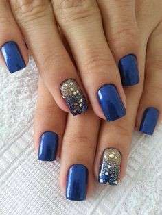 Nail art blu con polvere di stelle