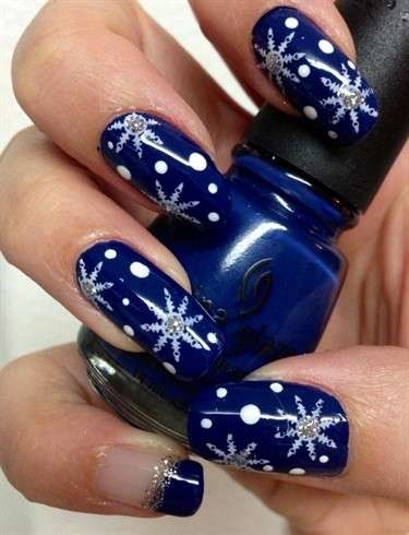 Nail art blu con stelle bianche