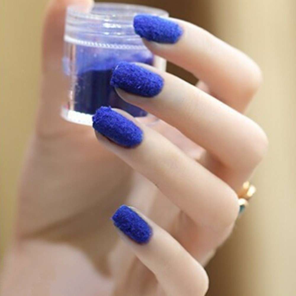 Nail art blu di velluto